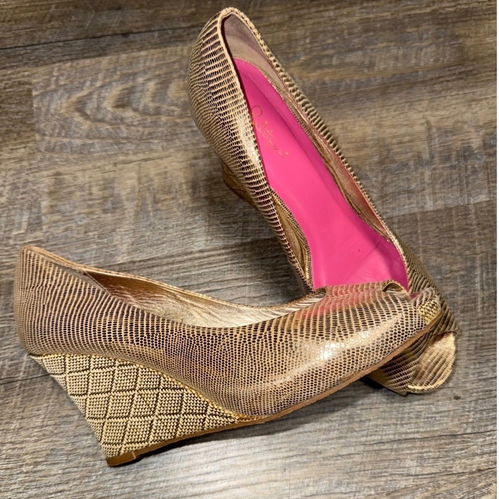 Lilly Pulitzer Resort Chic Wedge Pumps Gold Embossed Peep Toe Size 8